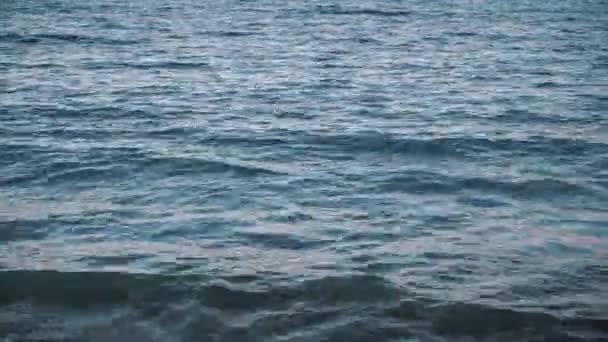 冬のキプロス島の地中海の波 ロイヤリティフリーのストック動画