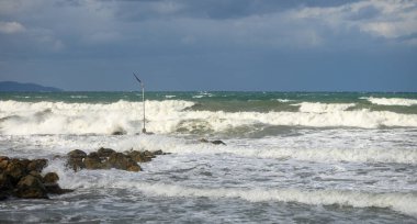 Fırtına sırasında Akdeniz 'de dalgalar 