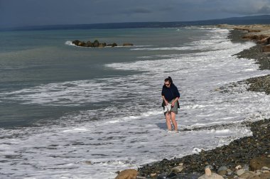 Kıbrıs Rum Kesimi 'nin Akdeniz sahillerinde çıplak ayakla yürüyen kadın