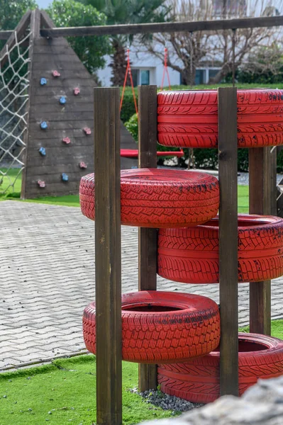 Araba Lastiklerinden Lastik Geri Dönüşümünden Yapılmış Çocuk Parkı Stok Resim