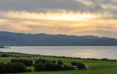 Kıbrıs Rum Kesimi 1 'de Akdeniz ve dağlar üzerinde günbatımı bulutları