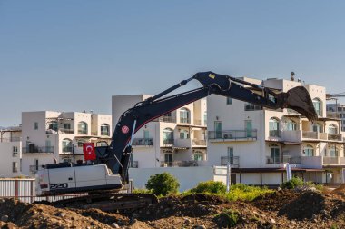 Kazıcı inşaat alanı 1 'de toprak kazıyor.