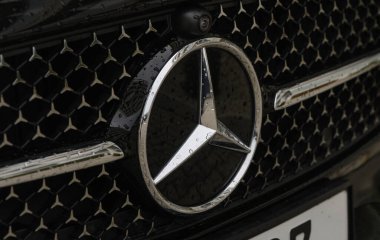 Gaziveren Kıbrıs 03.20.2024 - Siyah zemin üzerindeki Mercedes logosu