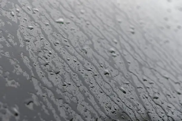 Ein Kleiner Regentropfen Ruht Nach Dem Regen Auf Dem Glas — Stockfoto