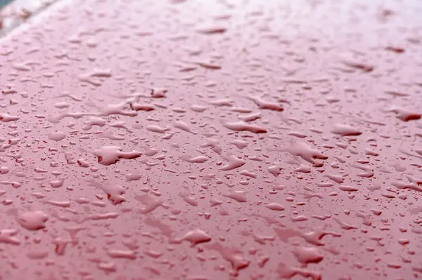 Nahaufnahme Regentropfen Auf Rotes Auto — Stockfoto