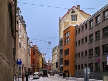 Riga Letonya 12.22.2021 - Letonya 'nın başkenti Eski Şehir' in kış caddeleri