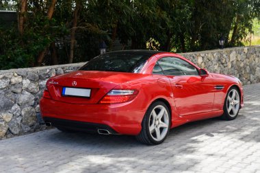 Gaziveren Kıbrıs 04.18.2024 kırmızı Mercedes Benz SLK 250 evin yakınındaki otoparkta