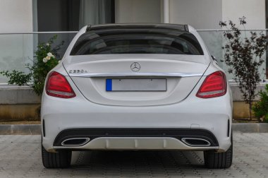 Gaziveren Kıbrıs 04.24.2024 - Beyaz Mercedes Benz C220d 8 numaralı evin yakınındaki otoparkta