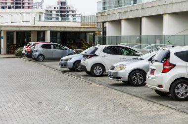 Temiz ozon ve çevre dostu yeşil çevre konsepti 3 olan açık hava otoparkı.