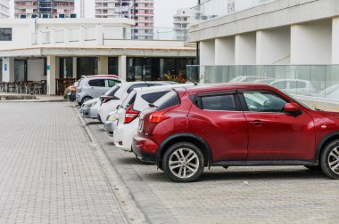 Temiz ozon ve çevre dostu yeşil çevre konsepti 2 olan açık hava otoparkı.