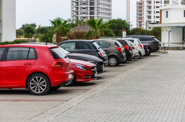 Kıbrıs Rum Kesimi 2 'deki modern bir konut kompleksinin önüne park edilmiş arabalar