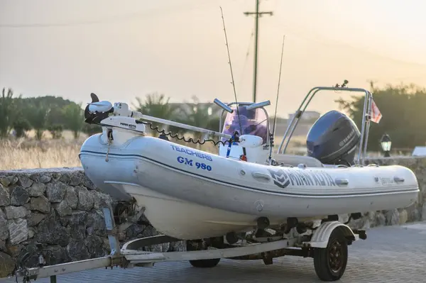 Gaziveren Cypr 2024 Biały Kuter Rybacki Przyczepie — Zdjęcie stockowe