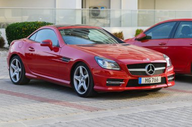 Gaziveren Kıbrıs 04.29.2024 kırmızı Mercedes SLK 250 ön manzara 3