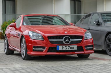 Gaziveren Kıbrıs 04.29.2024 kırmızı Mercedes SLK 250 ön manzara 8