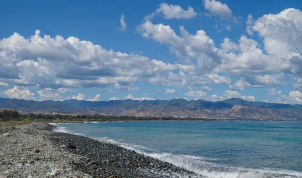 Akdeniz kıyıları güneşli bir ilkbahar gününde