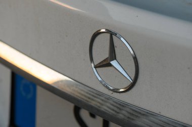 Gaziveren Kıbrıs 10.03.2024 - Arabanın kaputunda Mercedes logosu