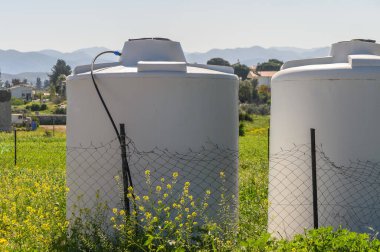 Kıbrıs 'ta bir köyde su tankları