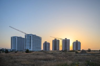 Modern multistorey binalar inşaat son aşamasında İnşaat vinçleri ile deniz kıyısında