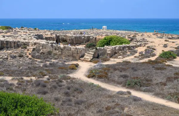 Kıbrıs Rum Kesimi 'nin Paphos (Pafos) kentindeki antik Krallar Mezarlığı' ndaki yeraltı geçidi.