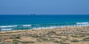 Kıbrıs adasındaki Pissouri Körfezi 'nde kıyı ve kayalıklar