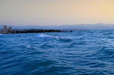 Günbatımında deniz ve dağ. Kıbrıs manzaralı.