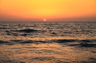 Denizin üzerinde gün batımı. Panoramik deniz manzarası.