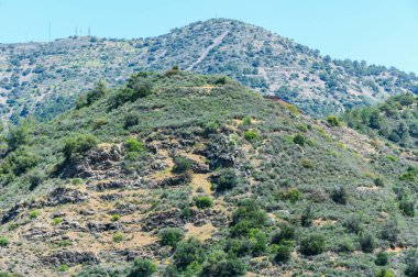 Troodos Dağları 'nın en ünlü köyüdür. Limasol Bölgesi, Kıbrıs, Akdeniz. Dağ manzarası ve güneşli gün.