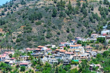 Kakopetria 'nın hava manzarası, Troodos Dağları' nın ünlü pitoresk köyü. Kıbrıs.