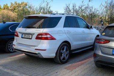 Gaziveren Kıbrıs 07.20.2024 Otoparka park edilmiş beyaz bir Mercedes-Benz ML 250 'ye odaklan.