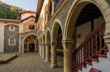 Kykkos Manastırı, Kıbrıs 'ın en zengin ve en tanınmış manastırlarından biri. 11