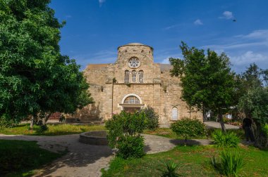 Famagusta. Kıbrıs Rum Kesimi - 04.20.2024 Kıbrıs Rum Kesimi yakınlarındaki Saint Barnabas Manastırı iç avlusu