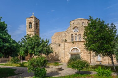 Famagusta. Kıbrıs Rum Kesimi - 04.20.2024 Kıbrıs Rum Kesimi yakınlarındaki Saint Barnabas Manastırı iç avlusu