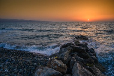 Günbatımı deniz manzarası Kıbrıs kıyılarında çekildi