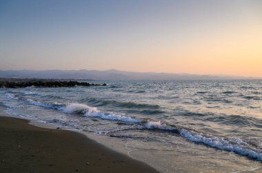 Baharın batışında gökyüzünde turuncu ve pembe bulutlardan oluşan güzel bir gökyüzü