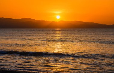 Dağlar ile deniz tropikal manzara