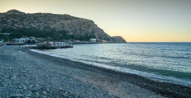 İzlanda 'daki manzara, güzel doğa manzarası hava manzarası, dağlar ve gün batımında sahil.