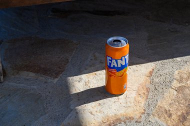 Gaziveren, Kıbrıs Rum Kesimi - 08.13.2024 Fanta meşrubat kutusu havuz kenarında