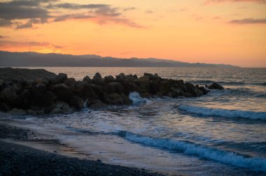 Günbatımı arka planında güzel bir deniz. Gün batımı. Deniz Burnu.