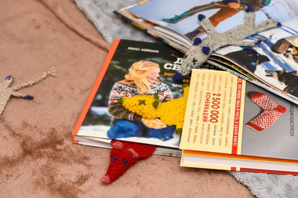 Parlak renkli kitap ayracı, bir seyahat dergisinden eğlenceli bir şekilde ortaya çıkıyor ve kış öğleden sonraları sıcak ve davetkar bir atmosfer yaratıyor..