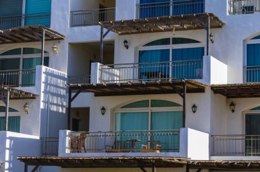 Huzurlu bir balkon sizi bekliyor. Şafak vakti sahilde dinlenmeye davet ediyor..