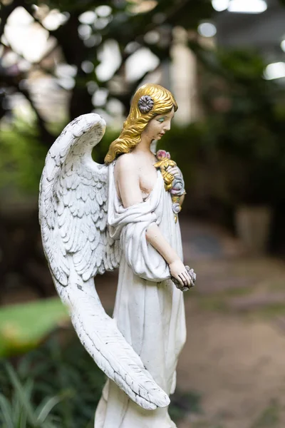 Zbliżenie Zabytkowych Posągów Anioła Odizolowanych Rozmytym Tle — Zdjęcie stockowe