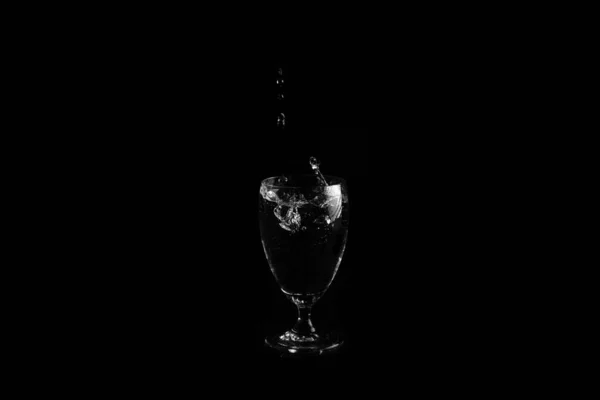 Water Drops Falling Glass Isolated Black Background Abstract Image Water — Stock Photo, Image
