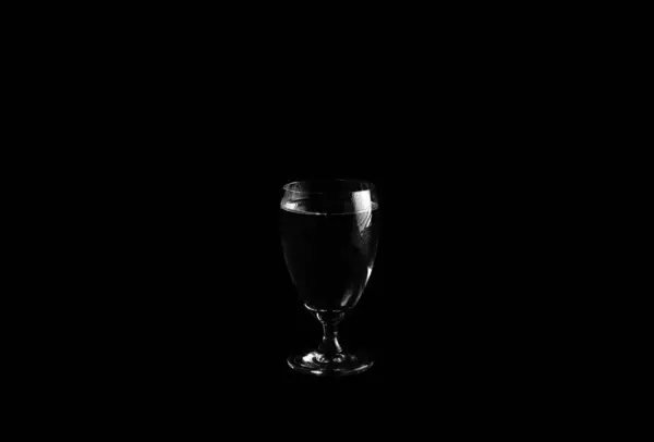 Glas Med Vatten Isolerad Svart Bakgrund Låg Nyckel Bild Glas — Stockfoto