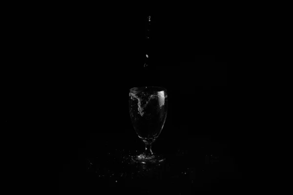 Water Druppels Vallen Glas Geïsoleerd Een Zwarte Achtergrond Abstract Beeld — Stockfoto