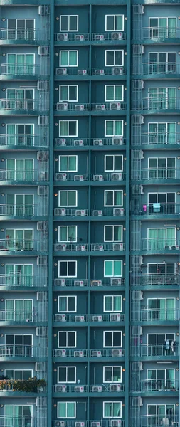 Närbild Lägenhet Med Prydligt Arrangerade Fönster Kondominiumfönster Ordnade Prydligt — Stockfoto