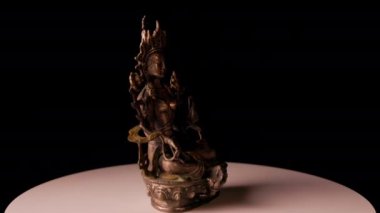 Kara Arkaplan 'daki Guanyin Bodhisattva heykeline yakın çekim. Ona 