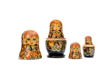 Rus Bebekleri Matrioshka grubu beyaz arka planda izole edildi. Beyaz arkaplanda Rus Yuva Bebekleri.
