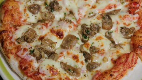 Zbliżenie Pizzy Szynki Grzybów Paluszków Krabowych Domowej Roboty Pizza Drewnianym — Wideo stockowe