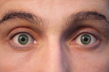 Şaşırmış bir adamın gözünün 3 boyutlu görüntüsü. Şaşırmış bir adamın gözünün 3 boyutlu çizimi.