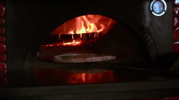 Cozinhando Pizza Pastosa Redonda Forno Quente Restaurante Girando Pizza Processo — Vídeo de Stock
